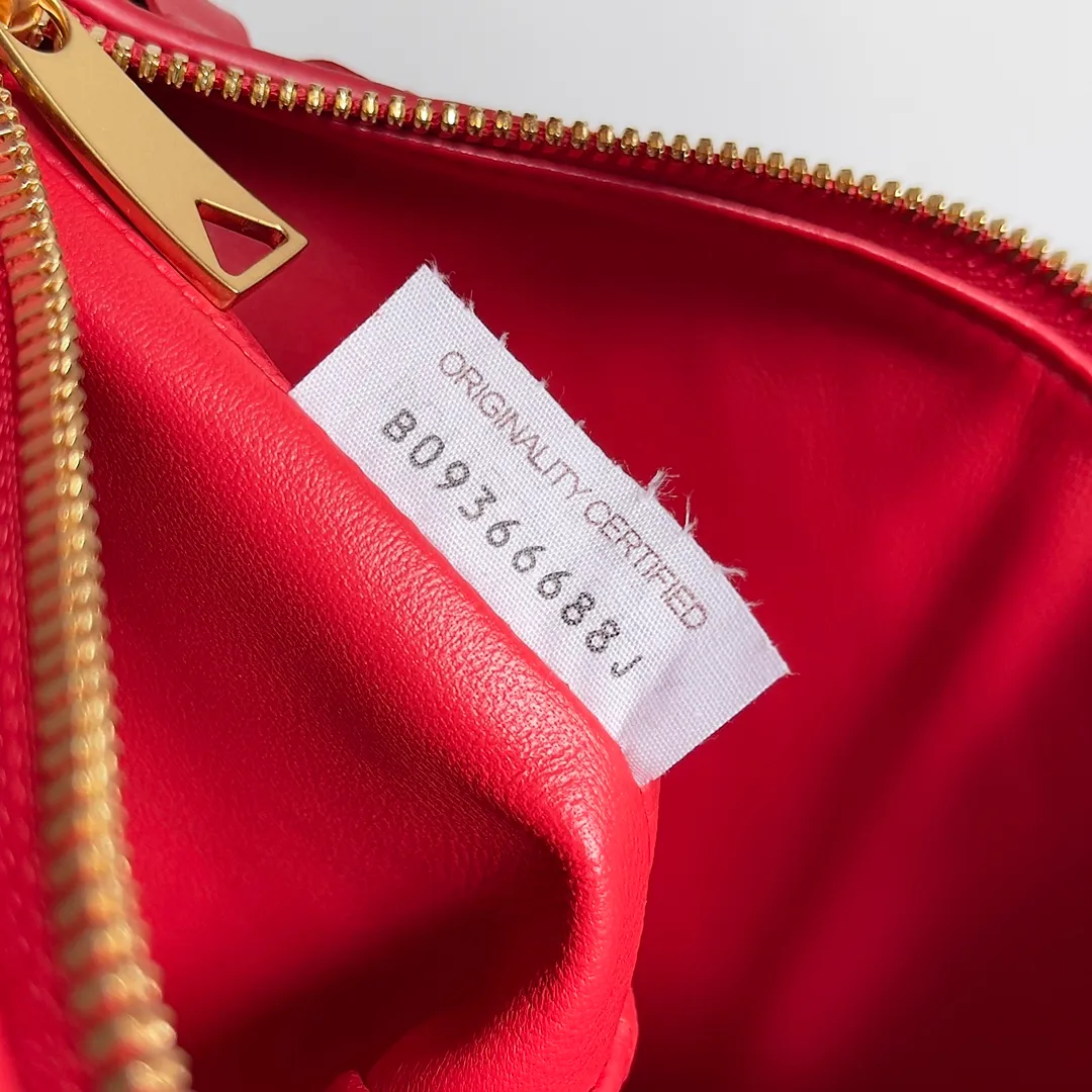 Batch 1360 It is predicted that BV Bottega’s lunch bag will be popular again this year. The entire bag is made of top nappa lambskin, which is very soft and lightweight. It also uses the intrecciato weaving process that the two founders spent several months developing from the beginning of the brand. It is completely hand-woven by Italian craftsmen. It perfectly reflects the craftsmanship of Bottega. The entire bag shape is also a very practical and popular lunch box bag type. The slightly curved arc of the bag mouth can also better fit our wrists. Style number: 754443 Size: 22*13*9